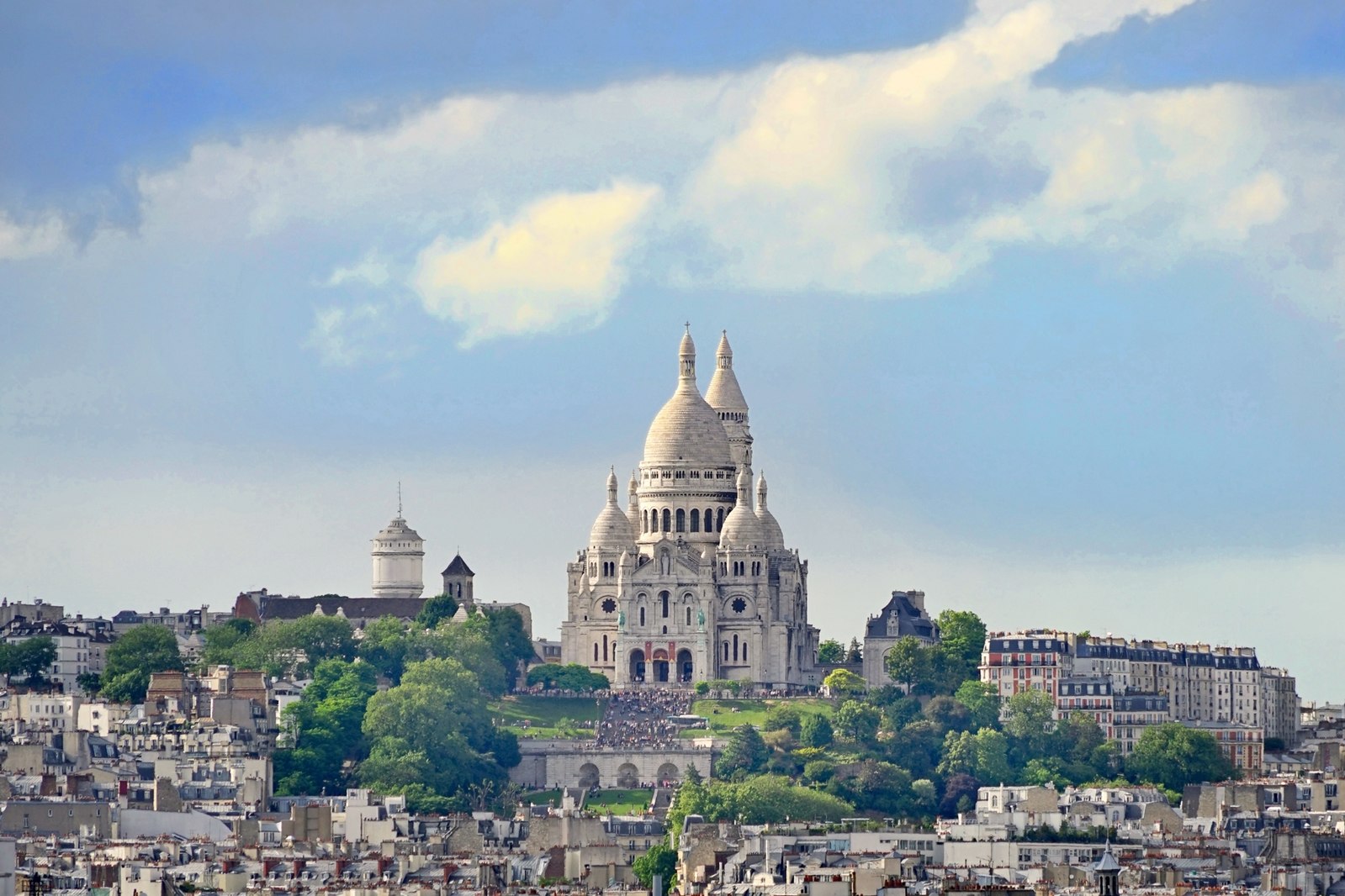 La basilique du Sacré Cœur de Montmartre surplombe la capitale de la République française © Wikimedia Commons