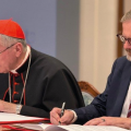 La cérémonie de signature, qui s'est déroulée au bureau du Premier ministre à Prague, a été présidée par le cardinal Pietro Parolin © Vatican Media