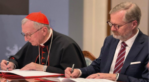 La cérémonie de signature, qui s'est déroulée au bureau du Premier ministre à Prague, a été présidée par le cardinal Pietro Parolin © Vatican Media