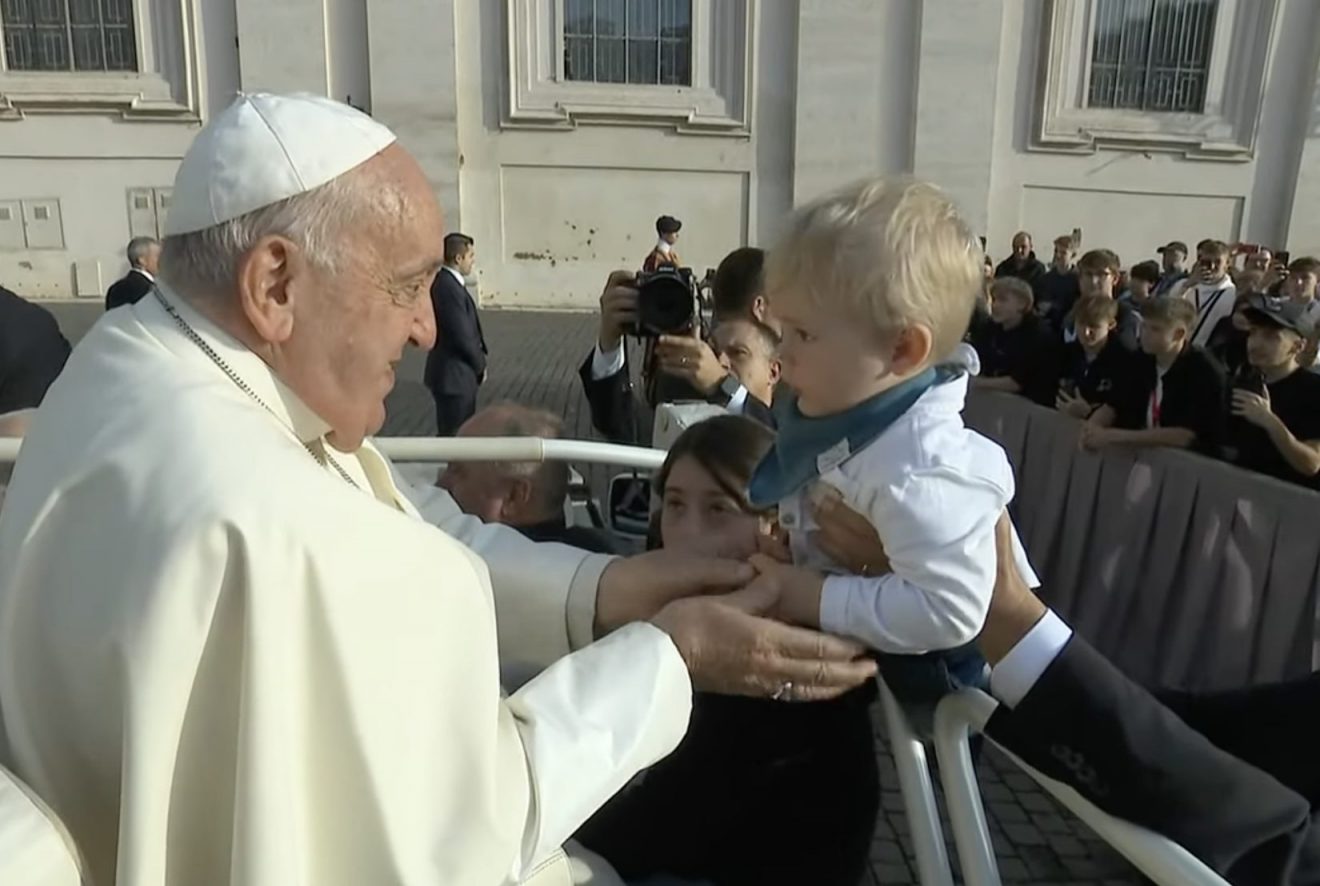 Le pape bénit un petit enfant lors de son passage sur la place Saint-Pierre pour saluer la foule © capture d'écran Vatican Media