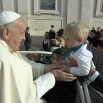 Le pape bénit un petit enfant lors de son passage sur la place Saint-Pierre pour saluer la foule © capture d'écran Vatican Media