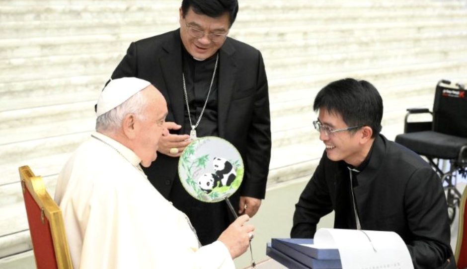 Le pape et les deux évêques chinois prenant part au Synode sur la synodalité © Vatican Media