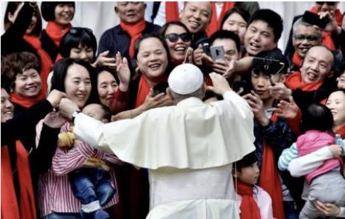 Le pape François salue des pèlerins chinois © fides.org