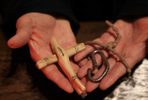 Le P. Pier Luigi Maccali montre les reliques de son expérience d’otage. Une croix, un rosaire et le morceau d’une chaîne © AED