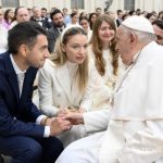 Le Saint-Père salue un couple de jeunes mariés après une audience générale