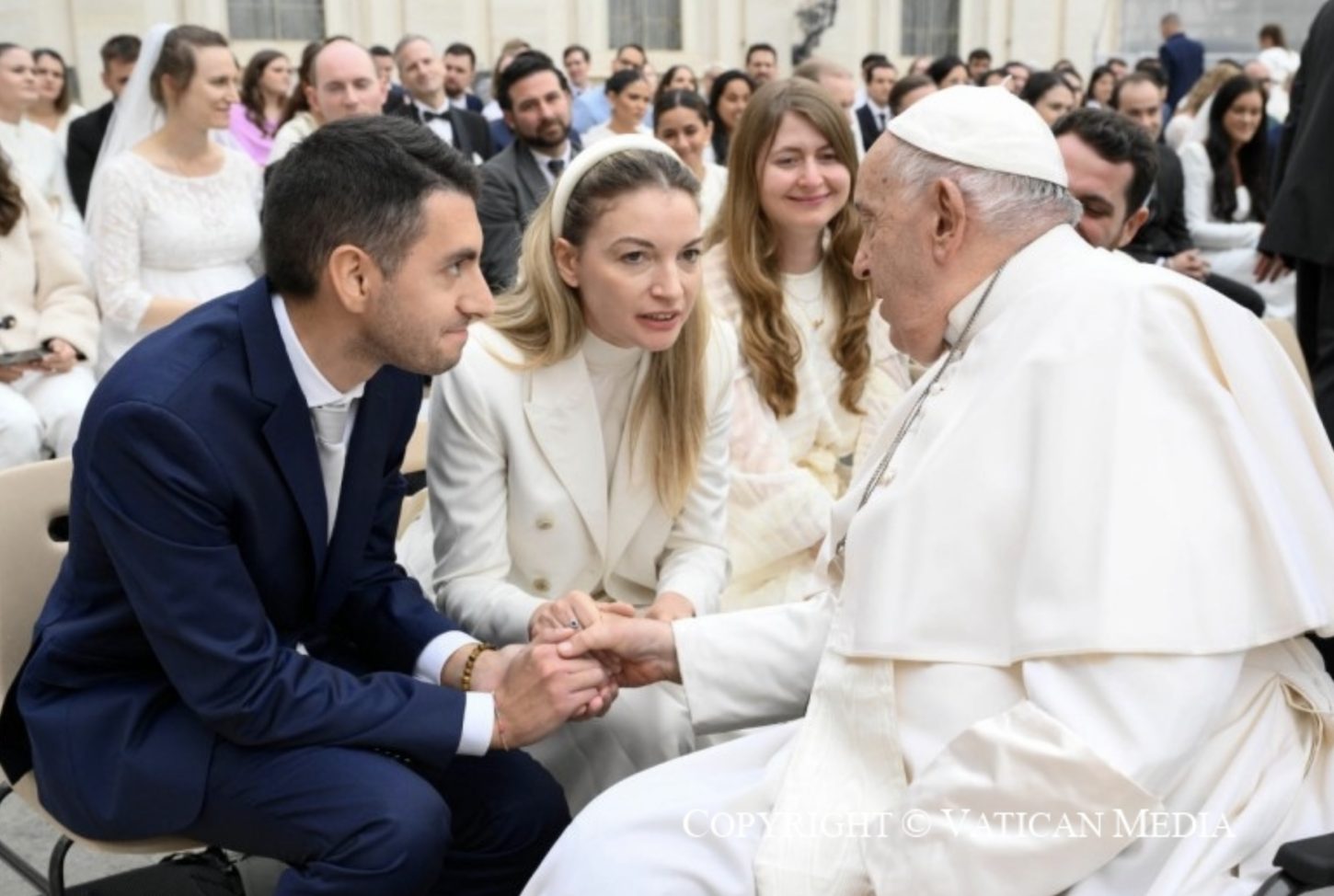 Le Saint-Père salue un couple de jeunes mariés après une audience générale