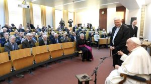 Le pape aux côtés du P. Tommy Scholtès sj, porte-parole francophone de la Conférence épiscopale belge, et en présence du cardinal jésuite Michael Czerny, préfet du dicastère pour le Développement humain intégral © Vatican Media