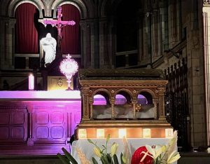 Les reliques de sainte Marguerite-Marie sont venues à Bordeaux pour les 20 ans de l'adoration perpétuelle © paroisse Bordeaux Saint-Jean