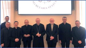 Le nouveau nonce avec les supérieurs de la Secrétairerie d'État (devant, deuxième à gauche) © Vatican Media