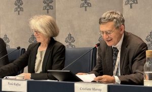 Sœur Nathalie Becquart, sous-secrétaire du Synode et M. Paolo Ruffini, préfet du Dicastère pour la Communication, 21 octobre 2024 © Vatican Media