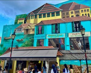 Une fresque représentant l’ancien quartier de Kampong Glam, un de premiers à avoir été habités à Singapour © Ad Extra