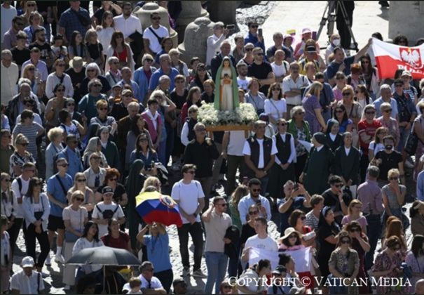 Foule rassemblée place Saint-Pierre pour l'Angélus du dimanche 6 octobre 2024 © Vatican Media