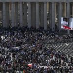 C’est sous un beau soleil qu’une grande foule s’est rassemblée pour l’Angélus © Vatican Media