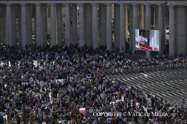 C’est sous un beau soleil qu’une grande foule s’est rassemblée pour l’Angélus © Vatican Media