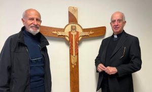 L’artiste Riccardi Izzi et Mgr Rino Fisichella, président du dicastère chargé de l'organisation de l’année sainte © iubilaeum2025.va