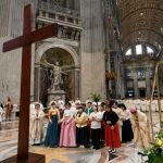 La croix des JMJ remise aux Coréens © Vatican Media