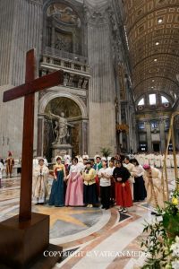 La croix des JMJ remise aux Coréens © Vatican Media