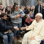 À la fin de la messe, le pape François salue des fidèles présents dans la balisique Saint-Pierre © Vatican Media