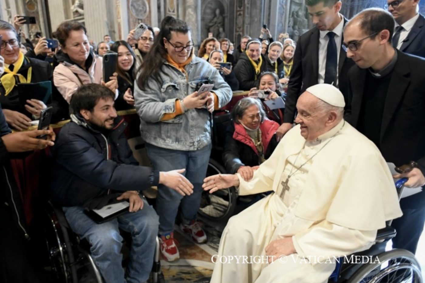 À la fin de la messe, le pape François salue des fidèles présents dans la balisique Saint-Pierre © Vatican Media