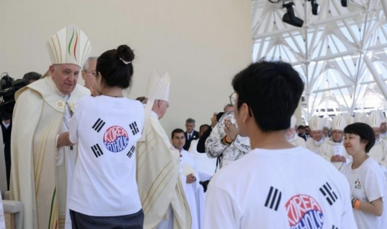 Au terme des JMJ à Lisbonne en 2023, le pape François salue une délégation coréenne © Vatican Media