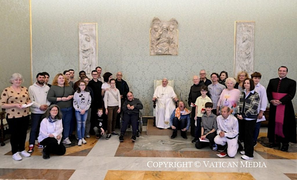 Photo de groupe avec les bénévoles et personnes sans domicile fixe de Vienne © Vatican Media