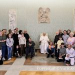 Photo de groupe avec les bénévoles et personnes sans domicile fixe de Vienne © Vatican Media