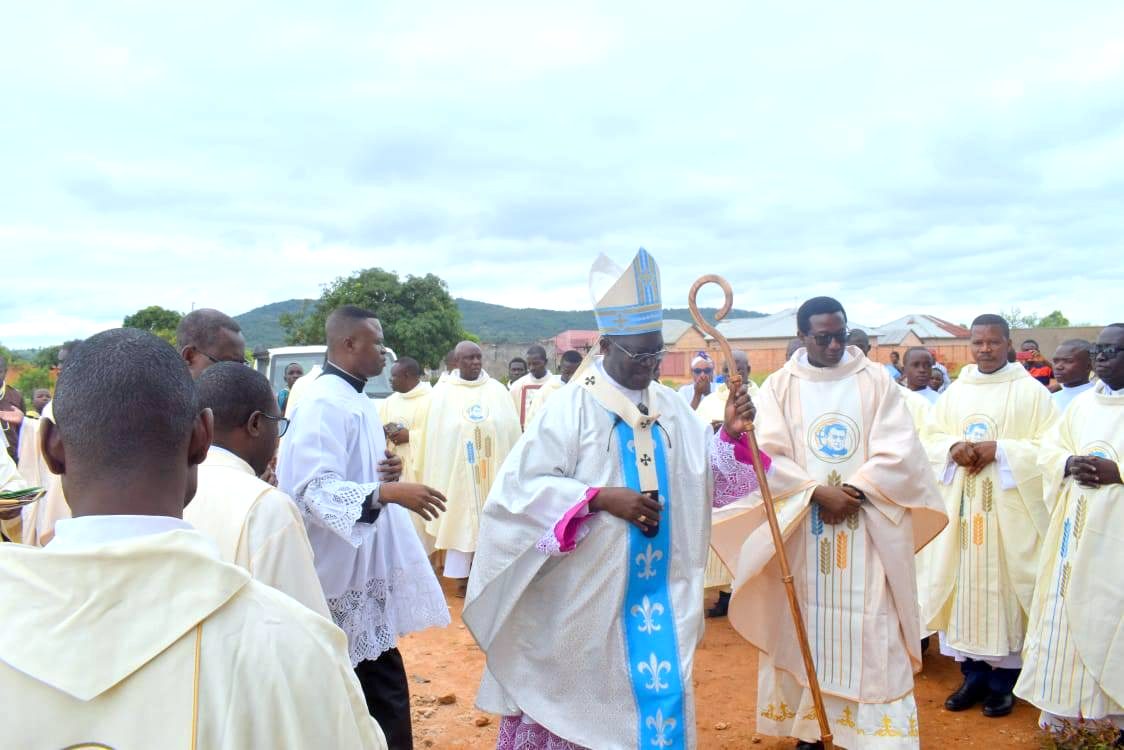 « Abus d'autorité », « ordre illégal » : Mgr Muteba Mugalu a célébré la messe du Christ-Roi malgré l'interdiction de l'armée © Archidiocèse de Lubumbashi