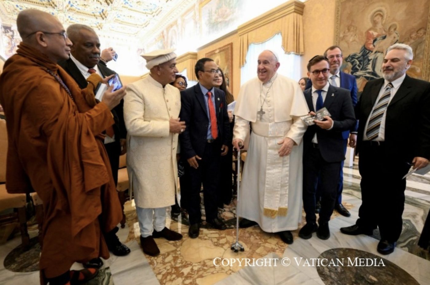 Le Saint-Père entouré de quelques membres du Conseil universel pour la paix © Vatican Media