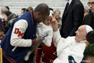 Le Saint-Père bénit un petit enfant © Vatican Media