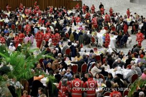 Vue générale de la salle Paul VI où était organisé le déjeuner © Vatican Media