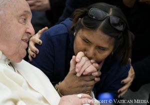 Une participante salue le pape lors de son passage parmi les invités © Vatican Media