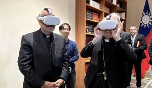 Le cardinal Silvano Maria Tomasi et le cardinal José Tolentino de Mendonça ont été l'un des premiers à essayer les casques de réalité virtuelle lors de la première de l'exposition, le 11 novembre © aciafrique