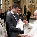 Le pape François bénit un jeune couple et son bébé lors de la rencontre avec la communauté de l’Institut pontifical Jean-Paul II © Vatican Media