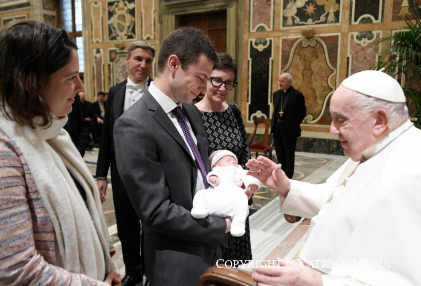 Le pape François bénit un jeune couple et son bébé lors de la rencontre avec la communauté de l’Institut pontifical Jean-Paul II © Vatican Media