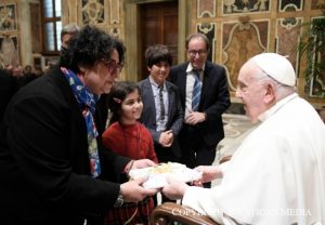 Le pape François bénit un jeune couple et son bébé lors de la rencontre avec la communauté de l’Institut pontifical Jean-Paul II © Vatican Media