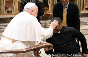 Le pape François bénit un jeune couple et son bébé lors de la rencontre avec la communauté de l’Institut pontifical Jean-Paul II © Vatican Media