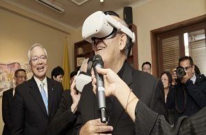 Le cardinal José Tolentino de Mendonça a testé le casque VR de META © aciafrique.org