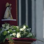 En début d’audience générale, le pape François a déposé une rose blanche devant une statute de Notre-Dame des Désemparés, la patronne de Valence (Espagne) © Vatican Media