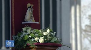 En début d’audience générale, le pape François a déposé une rose blanche devant une statute de Notre-Dame des Désemparés, la patronne de Valence (Espagne) © Vatican Media