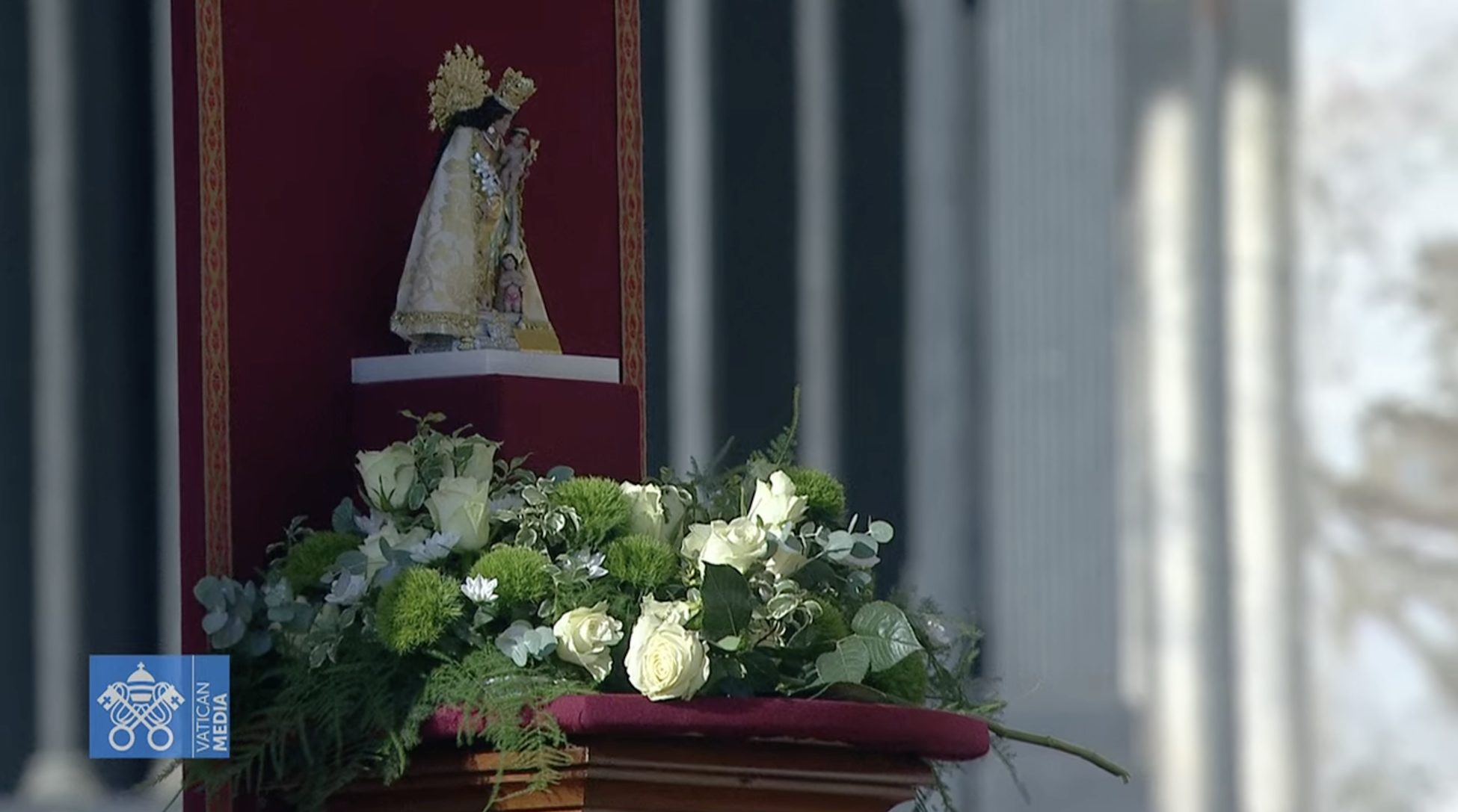 En début d’audience générale, le pape François a déposé une rose blanche devant une statute de la Vierge qui prend soins des pauvres, la patronne de Valence © Vatican Media