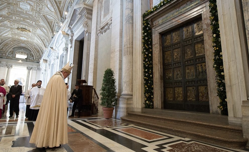 Le pape François lors de l'ouverture de la Porte Sainte le 8 décembre 2015 à l'occasion du Jubilé de la Miséricorde © iubilaeum2025.va