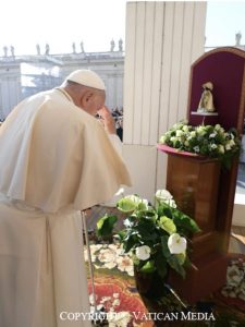 Le pape prie devant la statue de Notre-Dame des Désemparés, patronne de Valence en Espagne © Vatican Media