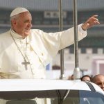 Le Saint-Père saluant la foule © Vatican Media