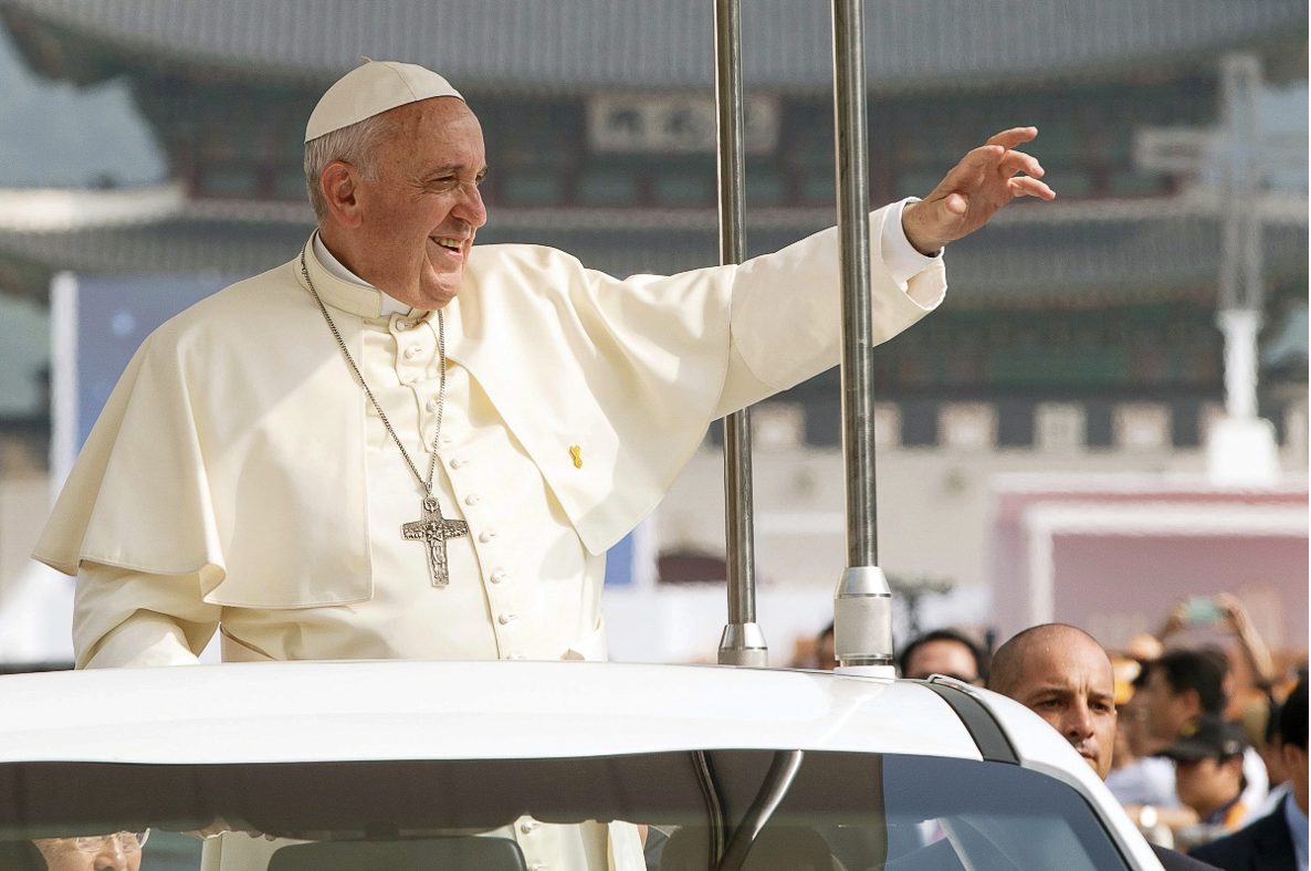 Le Saint-Père saluant la foule © Vatican Media