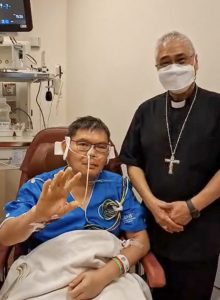 Le père Lee avec le cardinal Goh, durant l’hospitalisation du prêtre au National University Hospital de Singapour © Facebook/Cardinal Goh