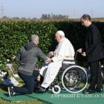 Le Saint-Père lors de la commémoration de tous les fidèles défunts au cimetière Laurentino de Rome © Vatican Media