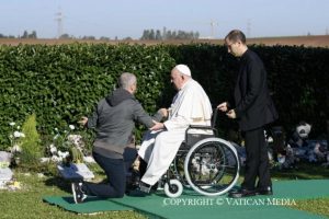 Le Saint-Père lors de la commémoration de tous les fidèles défunts au cimetière Laurentino de Rome © Vatican Media