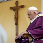 Le Saint-Père lors de la messe de commémoration de tous les fidèles défunts au cimetière Laurentino de Rome © Vatican Media