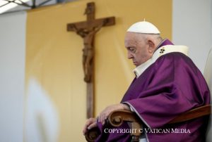 Le Saint-Père lors de la messe de commémoration de tous les fidèles défunts au cimetière Laurentino de Rome © Vatican Media