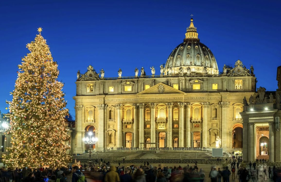 Le sapin de Noël 2023 sur la Place Saint-Pierre © thevaticantickets.com